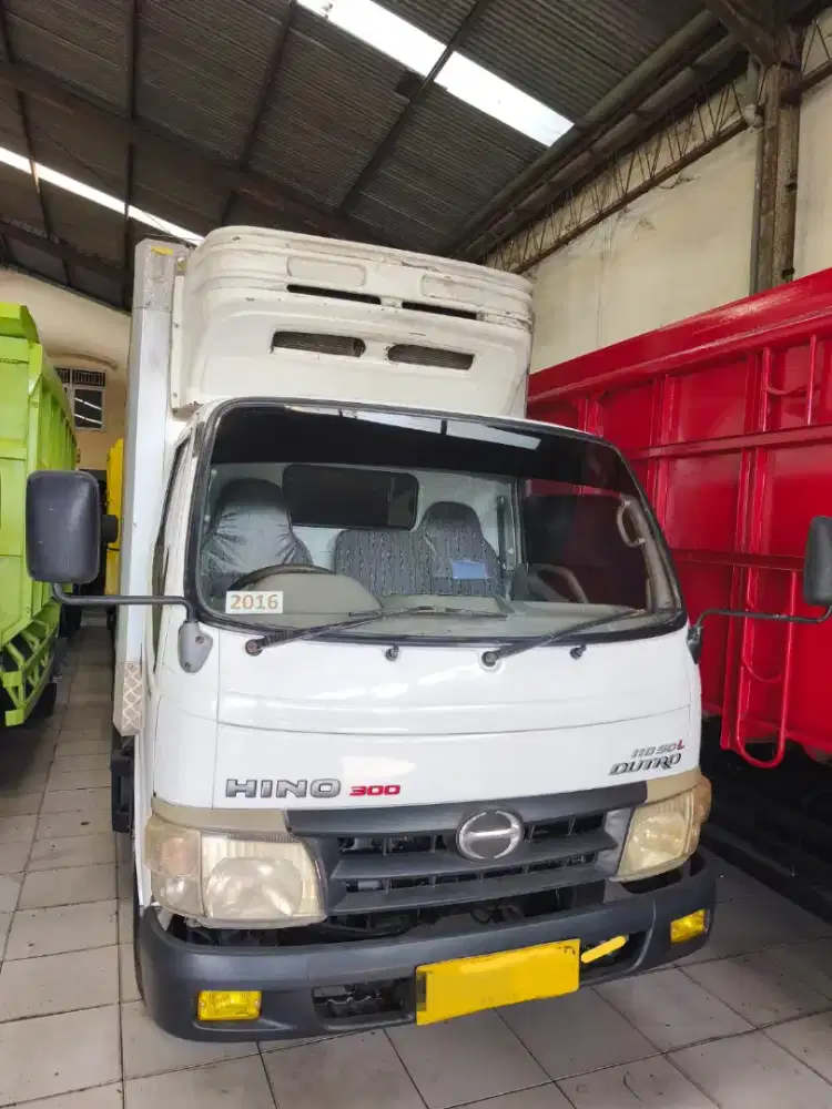 Hino 110 SDL long light truk box es pendingin