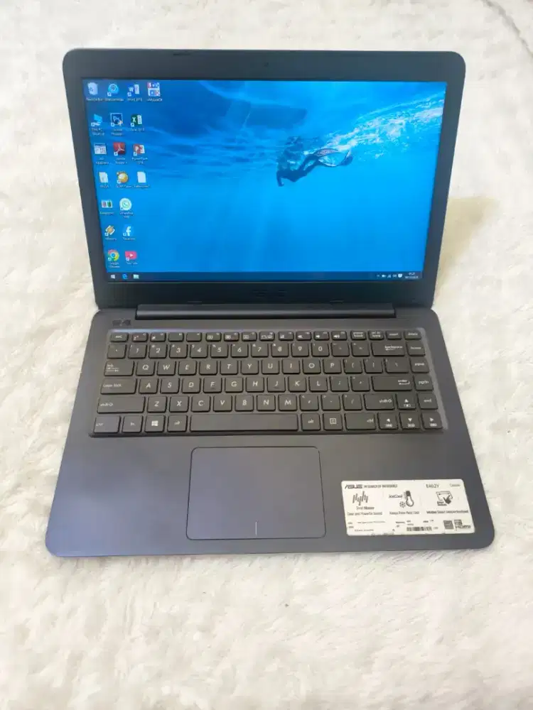 Dijual. Laptop asus Vivobook e409j slim,kencang,amd e2-7015,ram 4 gb