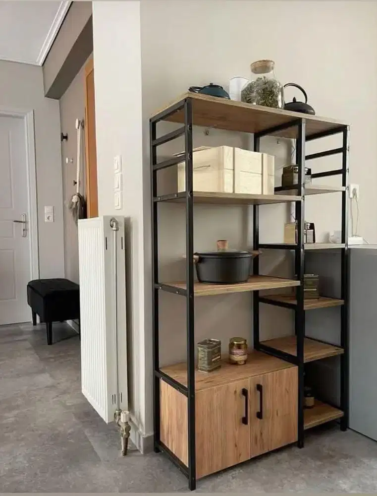 Rak alat dapur minimalis bergaya industrial