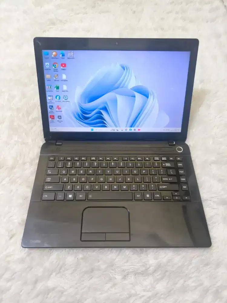 dijual laptop Toshiba slim,super kencang,amd e2-5000,ram 8gb,ssd 128gb