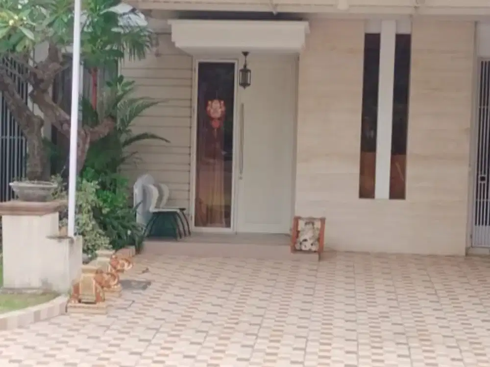 Rumah pakuwon indah Granada Surabaya barat