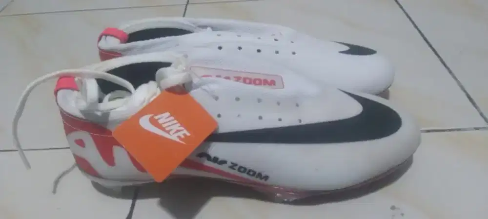 Sepatu bola Nike masih baru dan ada kardus
