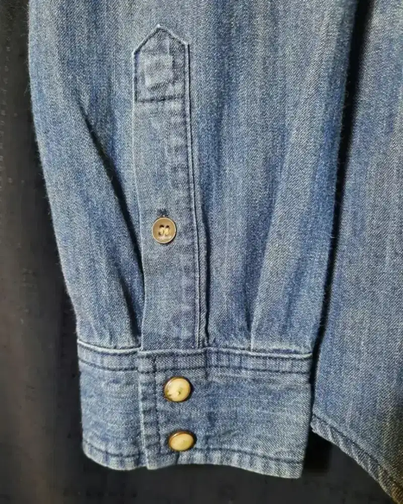 Kemeja jeans pria size L (preloved)