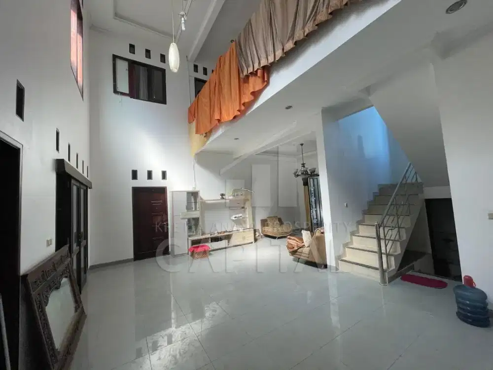 RUMAH 2 SETENGAH LANTAI SIAP HUNI DENGAN LINGKUNGAN AMAN NYAMAN DAN BEBAS BANJIR DI KOMPLEK ABADI REGENCY SAYAP SETIABUDI