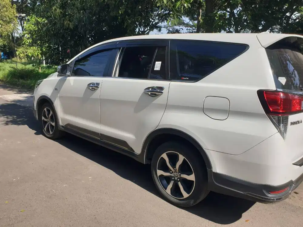 Innova Venturer Putih 2021