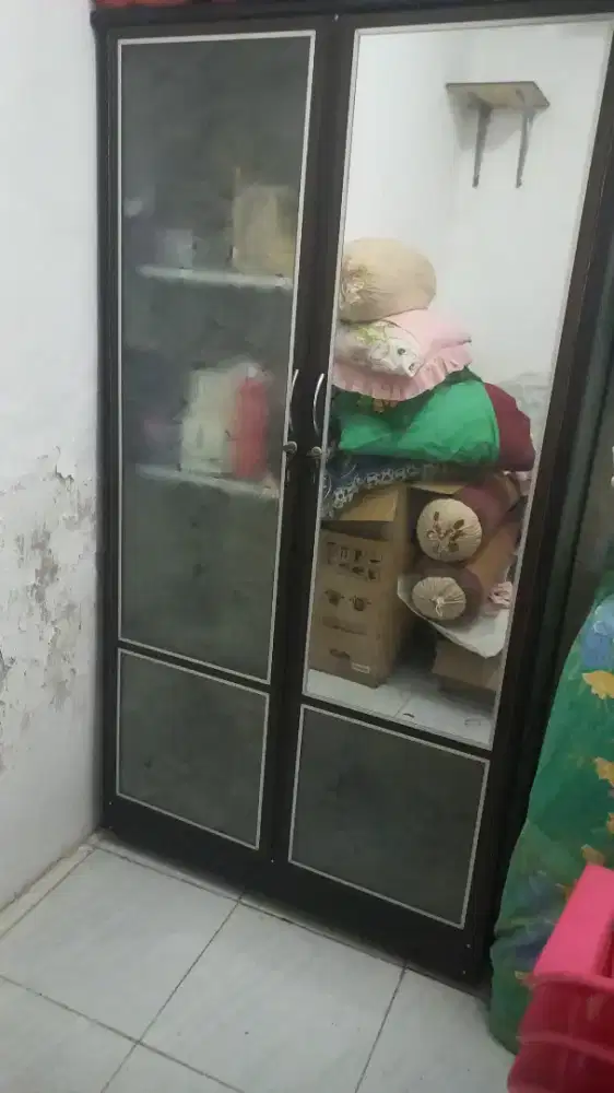 jual lemari kaca 2 pintu