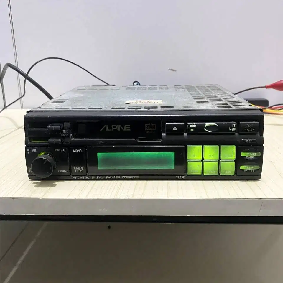 Tape Mobil Alpine 7293E tulisan dilayar kurang jelas suara ada