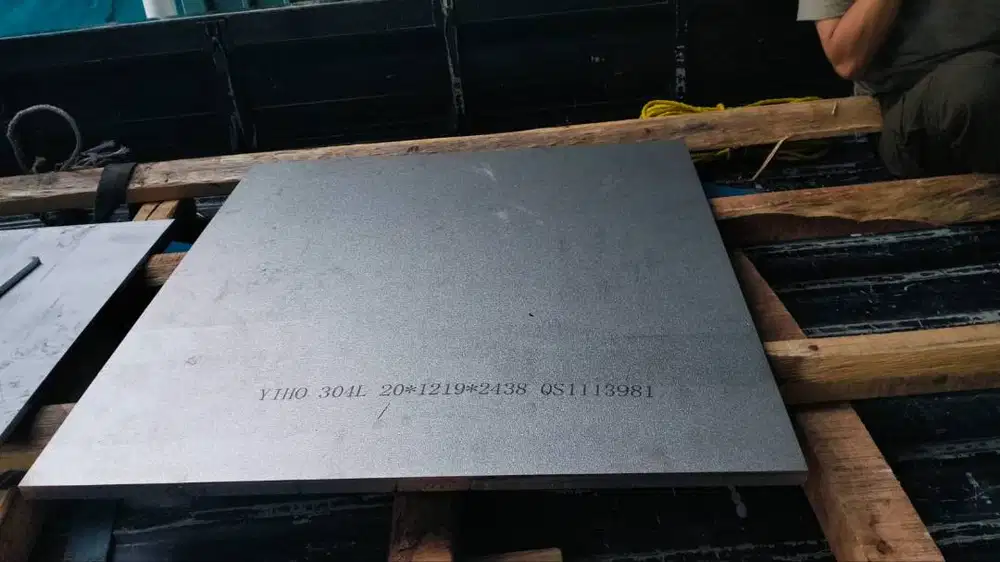 Plat Stainless tebal 20mm grade 304 Potongan Per cm2 Harga per 1 cm