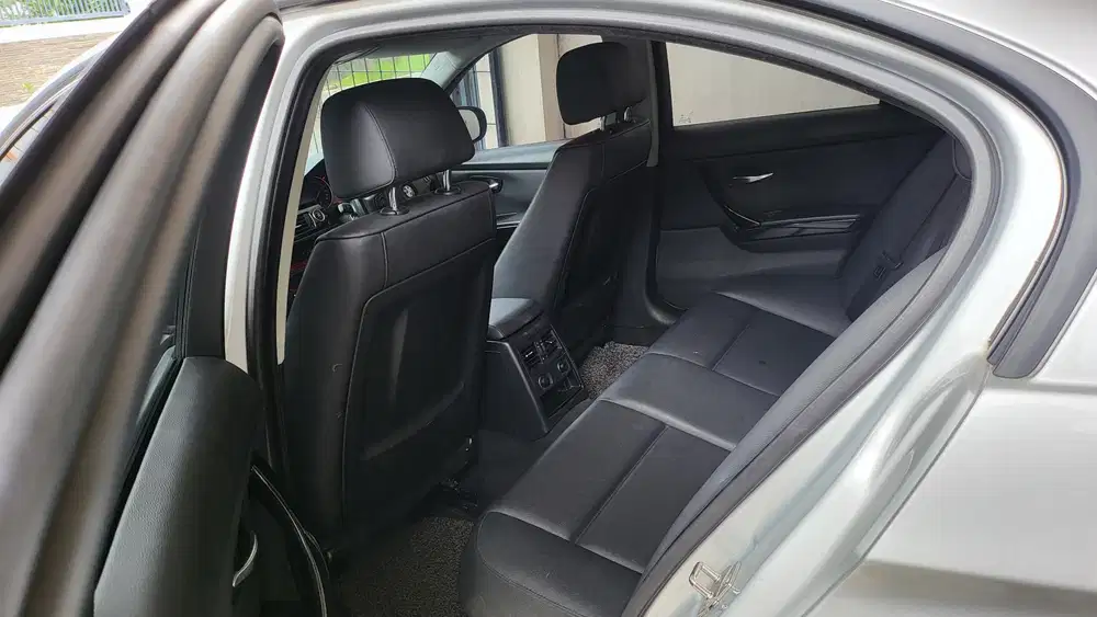 BMW 320i 2010 Bensin