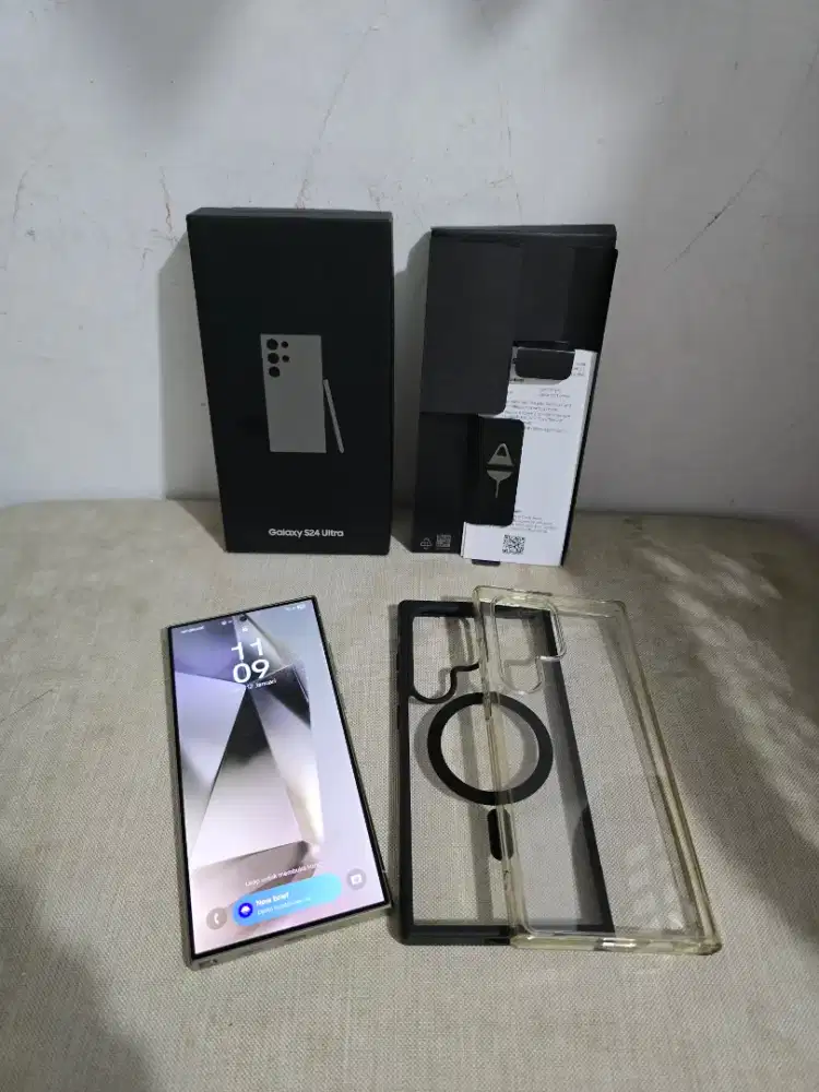 Jual Samsung  S24 Ultra 256GB Titanium Grey Fullset Eks Garansi Resmi