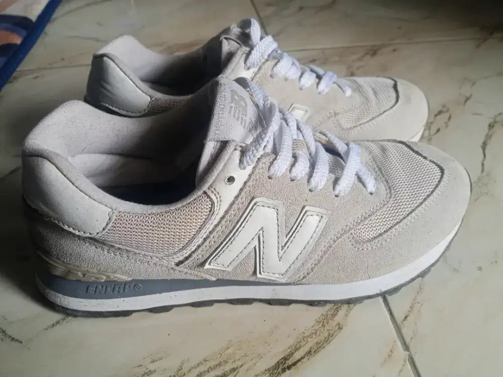 Di jual sepatu new balance size 38
