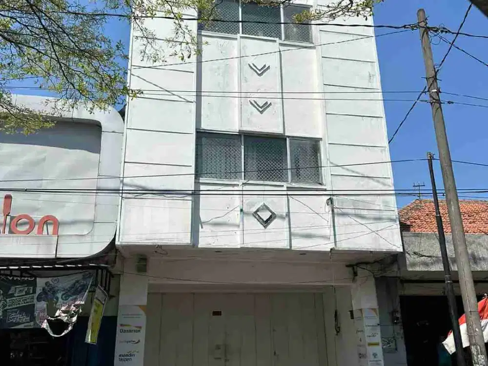 Ruko Bagus Strategis 3,5 Lantai di Jalan Yos Sudarso Serengan Solo, Cocok untuk Coffee Shop, Kantor, Ruang Usaha.