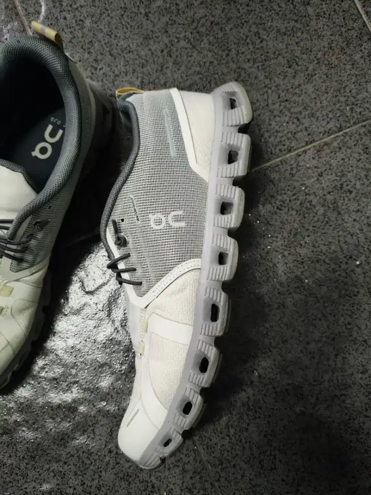 Sepatu pria on cl**d