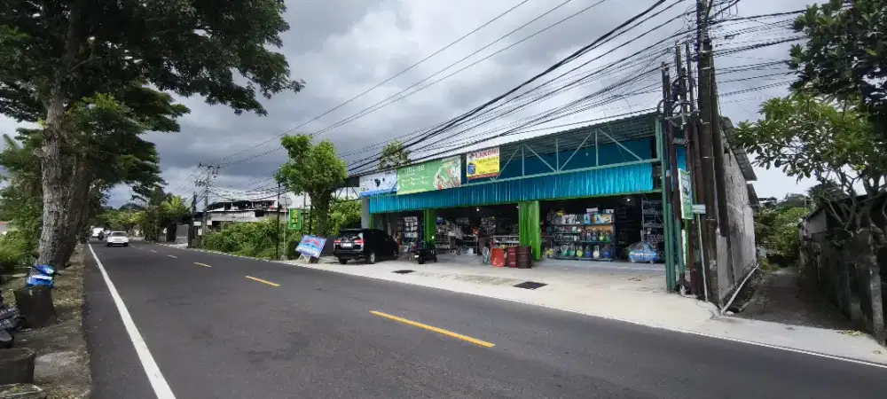 Pegawai toko baut dan alat teknik