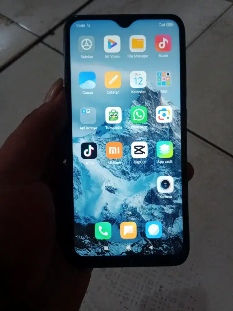 Redmi 8 ram 4/64GB.