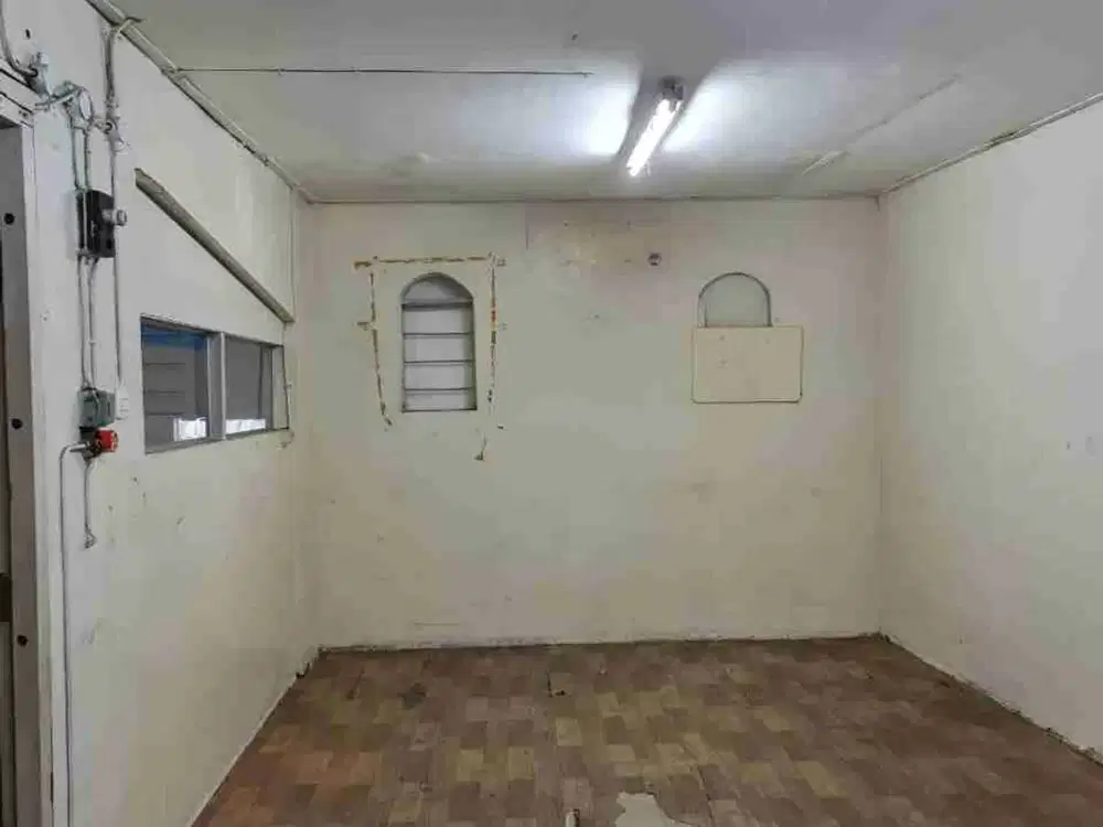 Ruang Usaha Strategis Siap Pakai Eks Garment di Tipes Serengan Dekat Jalan Veteran Solo.