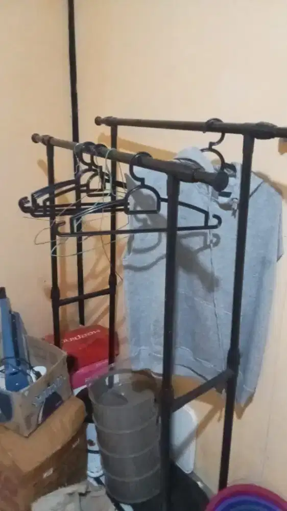 Jemuran atau gantungan baju