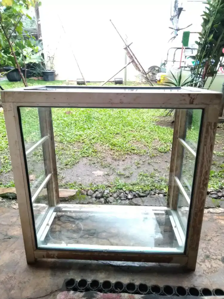 Etalase kaca lis alumunium