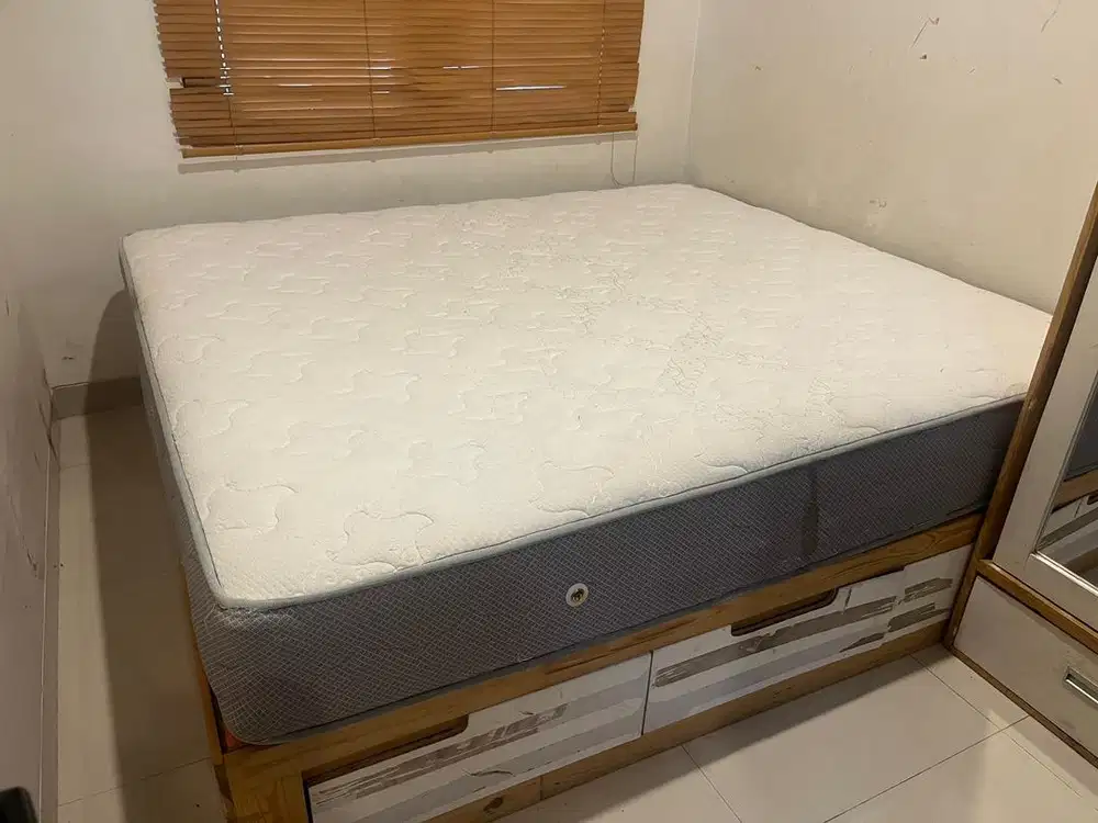Spring Bed Central Grand Deluxe dan Dipan Jati Belanda.