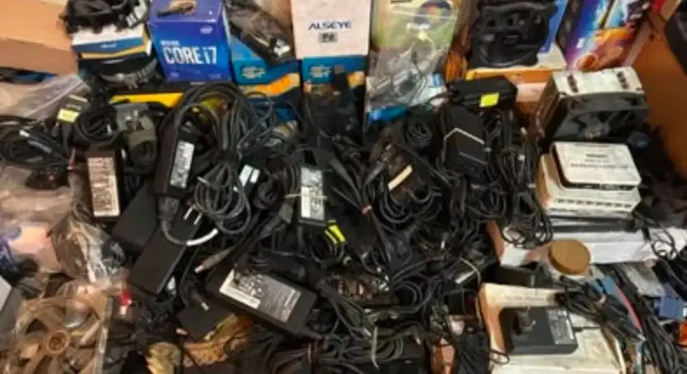 carger laptop , notebook dan monitor.