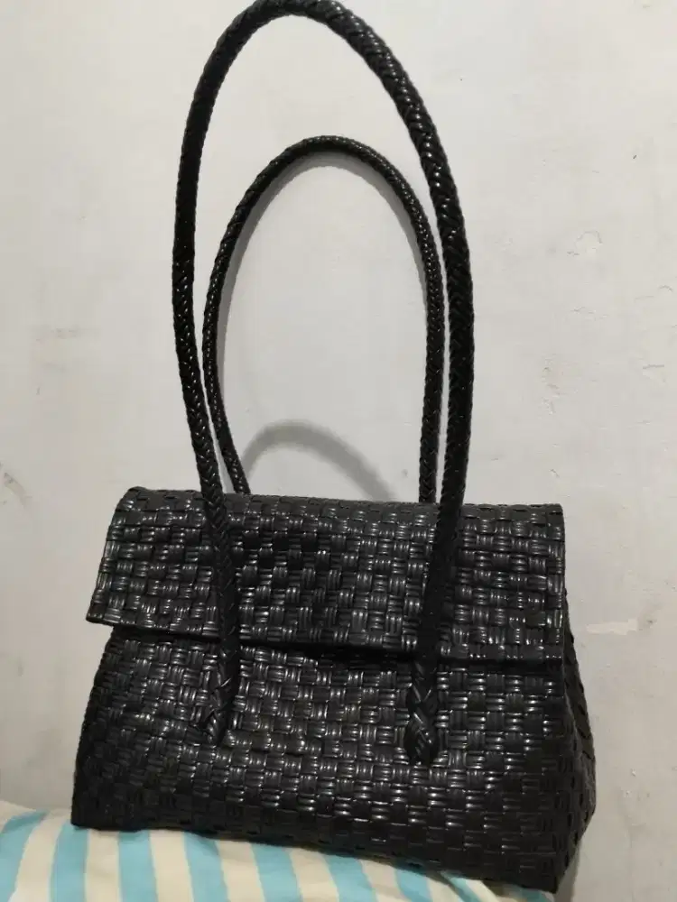 Tas anyaman  bahan plastik