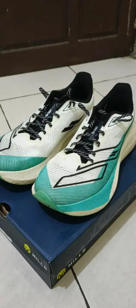 Jual sepatu lari merk mils