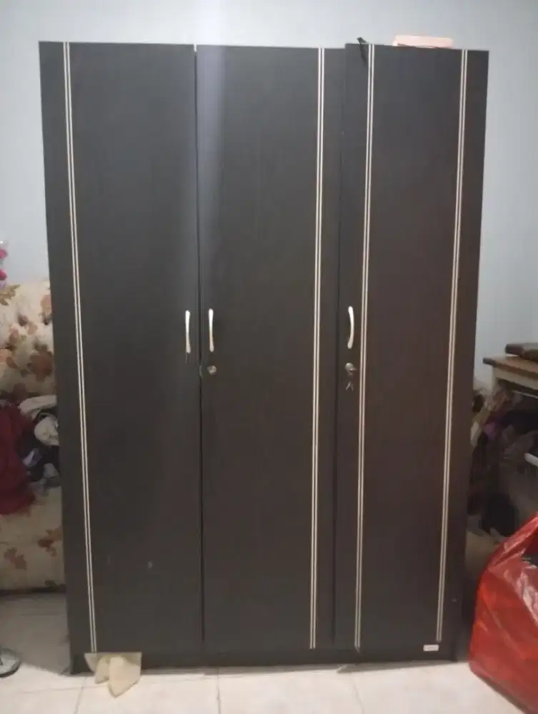 Lemari baju 3 pintu