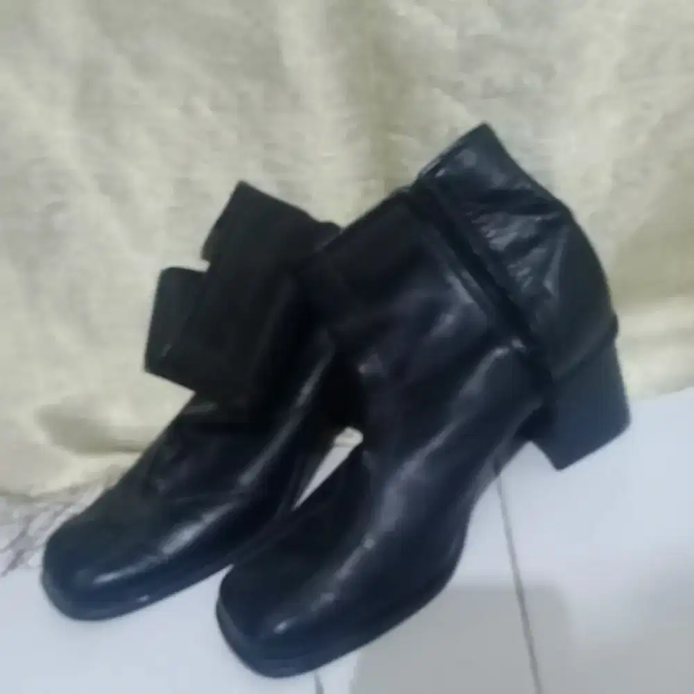 Sepatu kulit  wanita