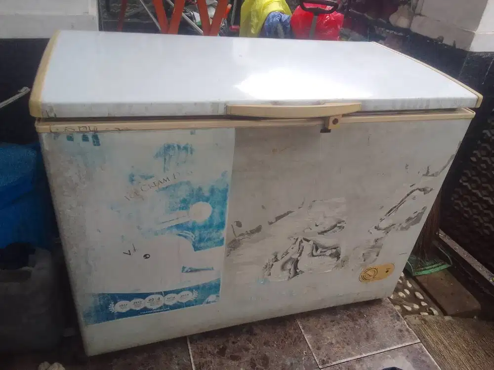 Freezer 300L kondisi masih bagus siap pakai