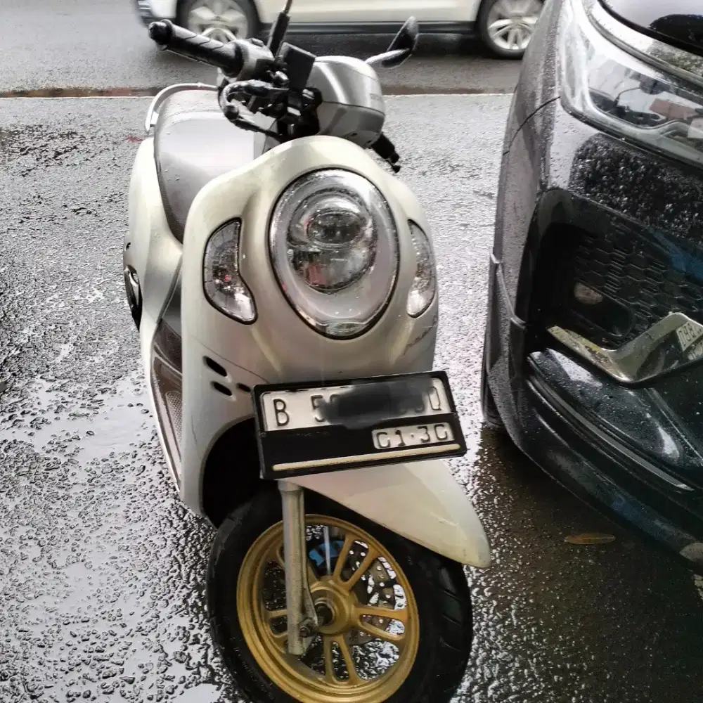Honda Scoopy putih coklat 2020 akhir matic