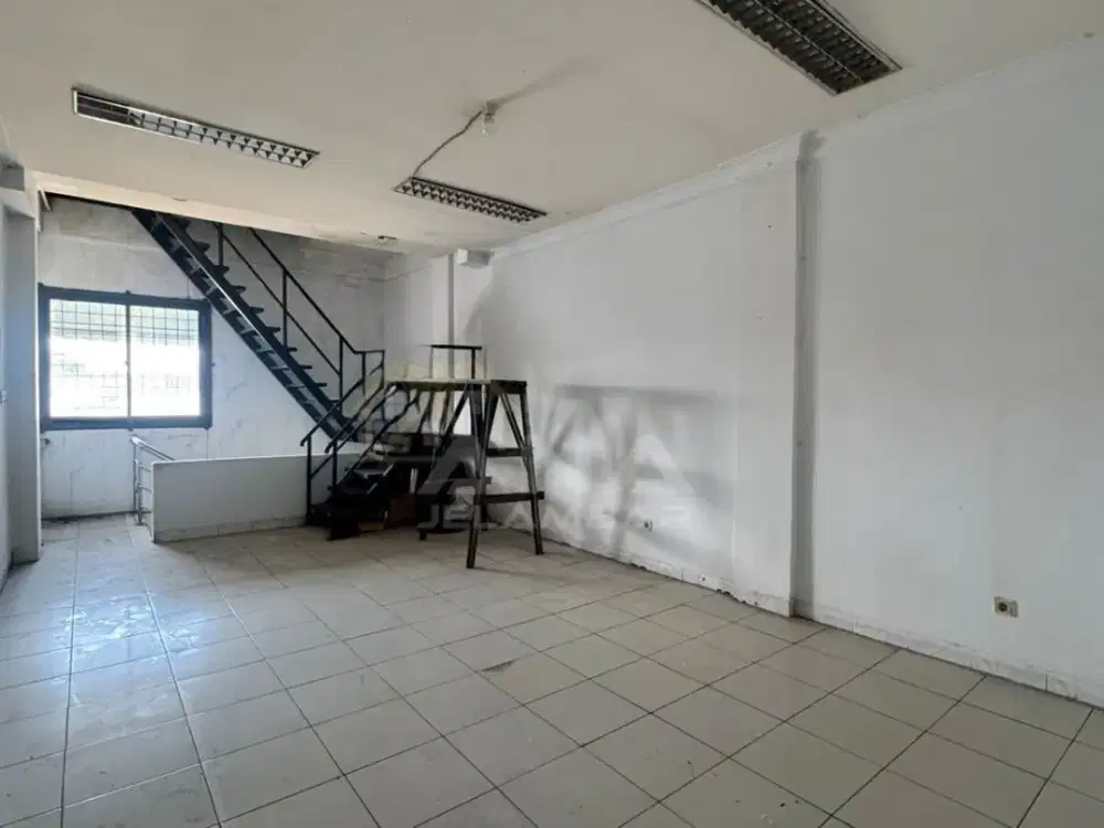 ANA RUKO PINGGIR JALAN RAYA UK 4.3X29M DI JELAMBAR