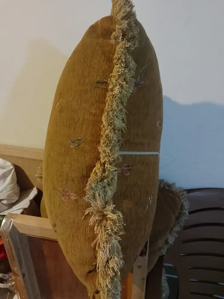 Bantal sofa 15 ribu sekitar 57 cm