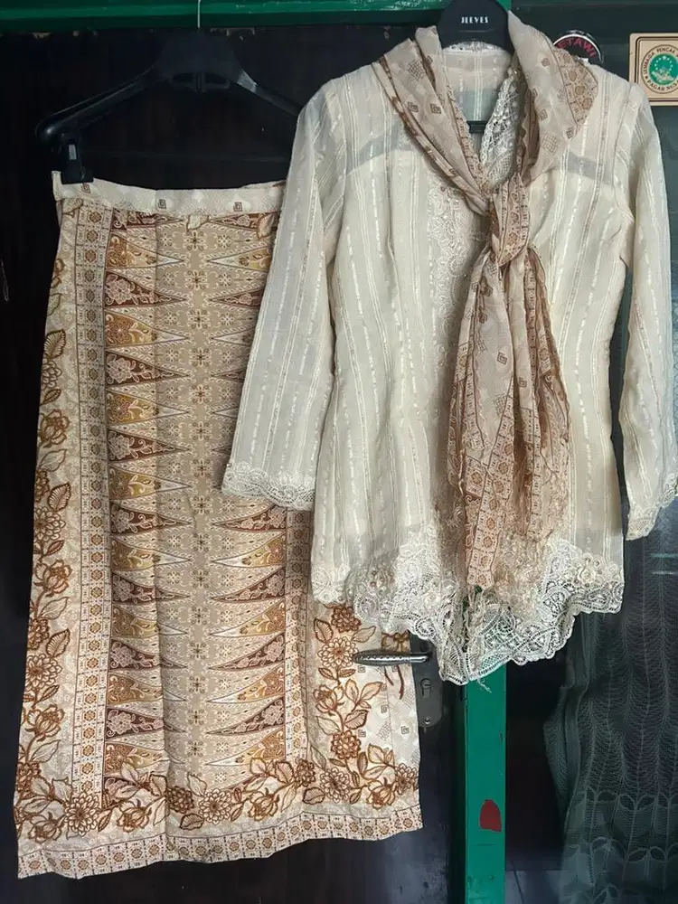 Kebaya wanita brukat