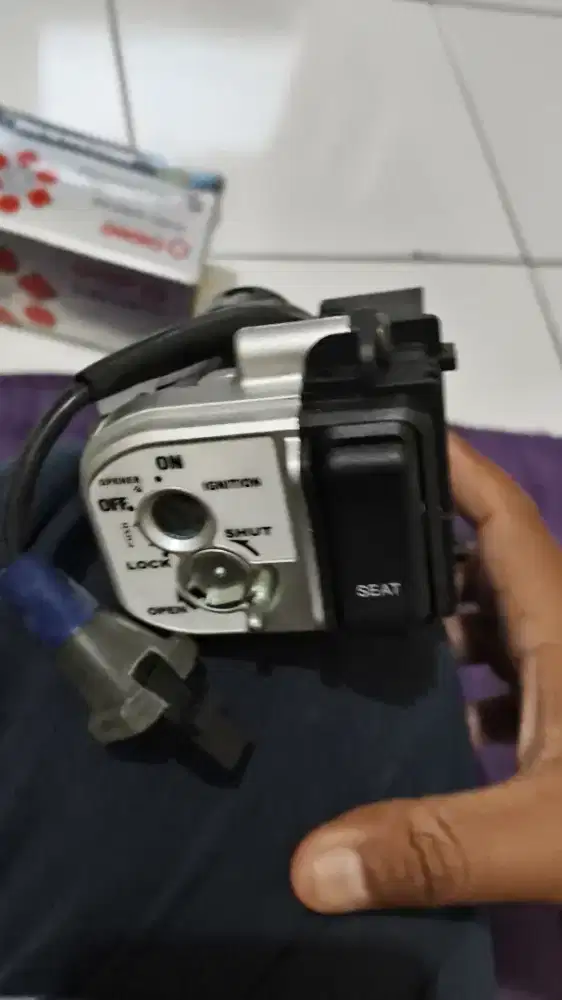 Kunci kontak, lampu.