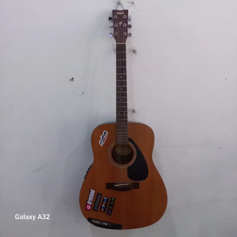 Gitar akustik yamaha