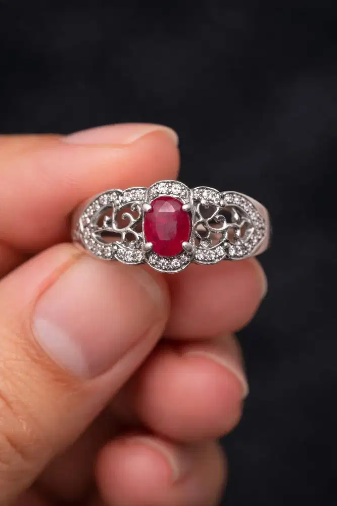 Dijual Cincin Perak Batu Merah Oval dihiasi Batu Tabur putih berkilau