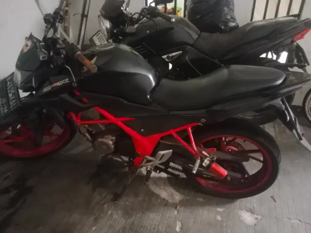 Jual cepat 
Cb150R 
Kelengkapan BPKB 
6,5 bisa nego