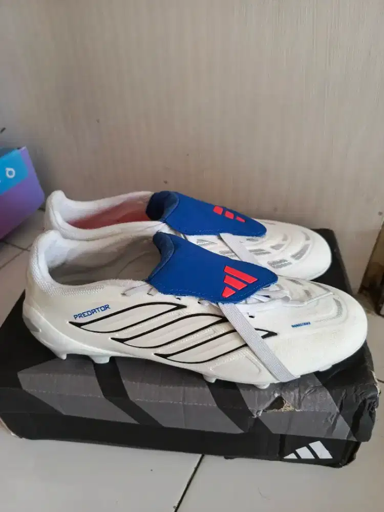 Sepatu bola predator