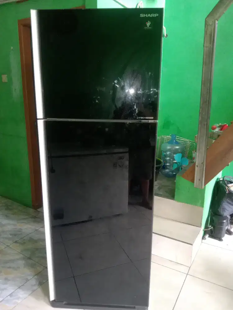 Jual kulkas jumbo merk Sharp nominus mulus