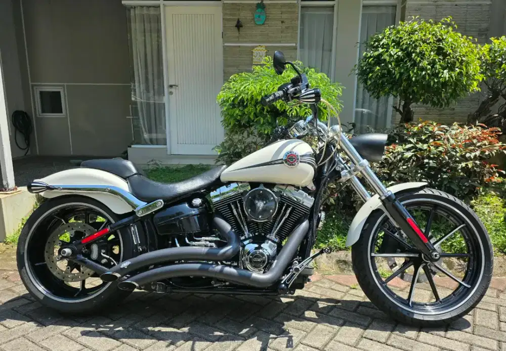 Harley Davidson Breakout -ABS 2014 good kondisi