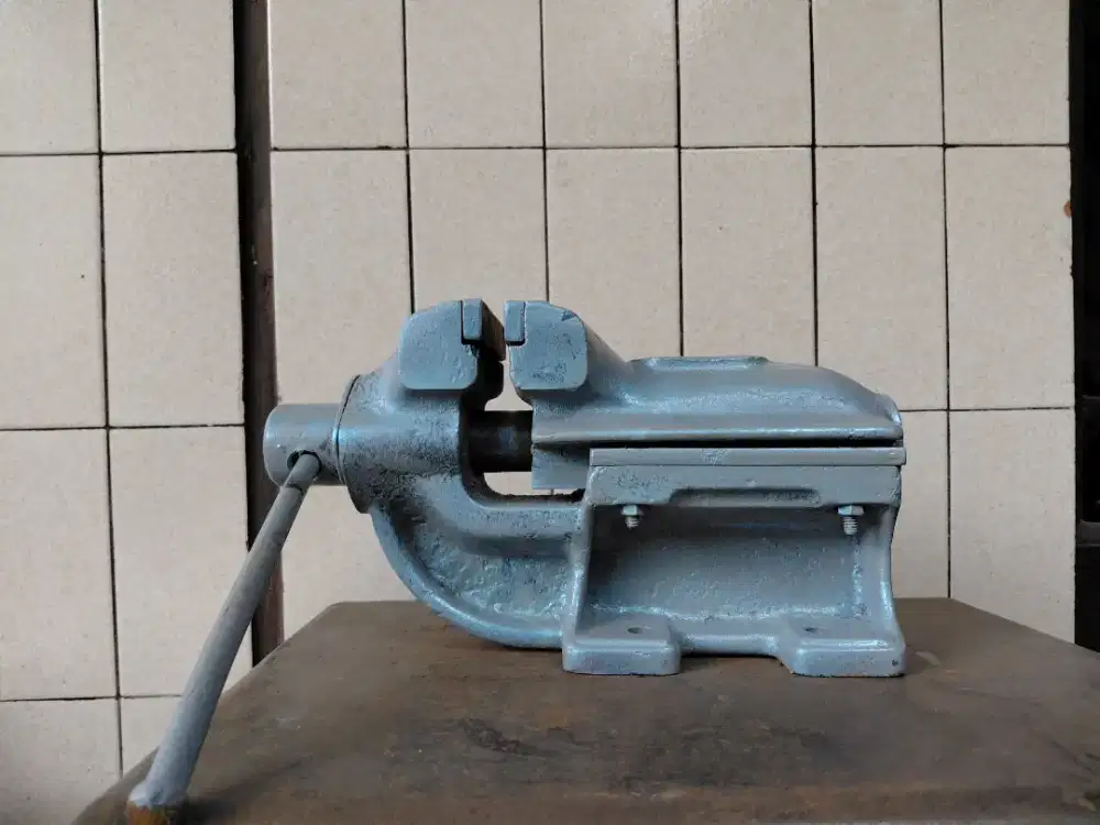 Ragum tanggem catok besi 4 inch