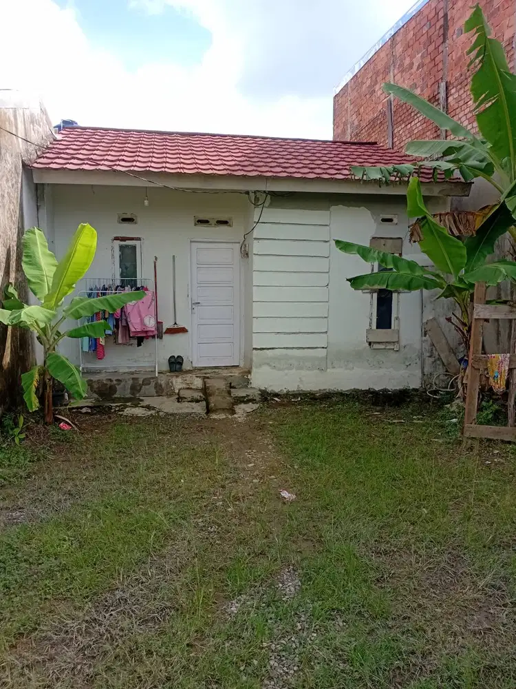 Rumah asri lingkungan komersil