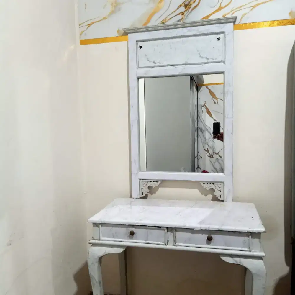 Meja rias dan kaca rias bahan dari kayu