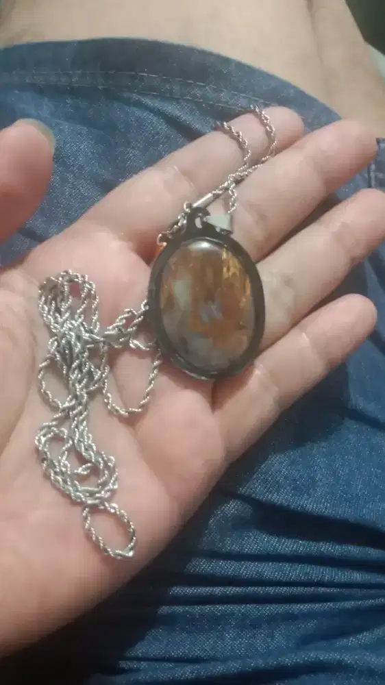 Kalung liontin batu panca warna