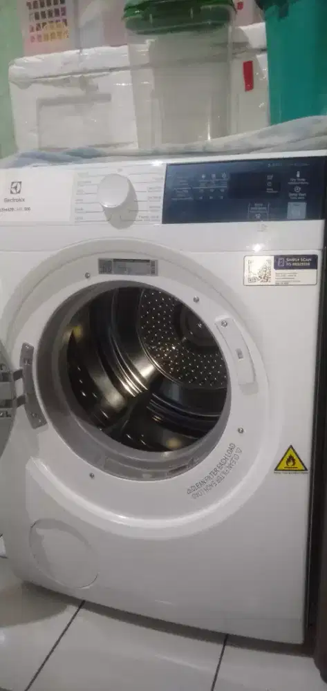 Mesin pengering pakaian ElectroluxEDV854J3WB second