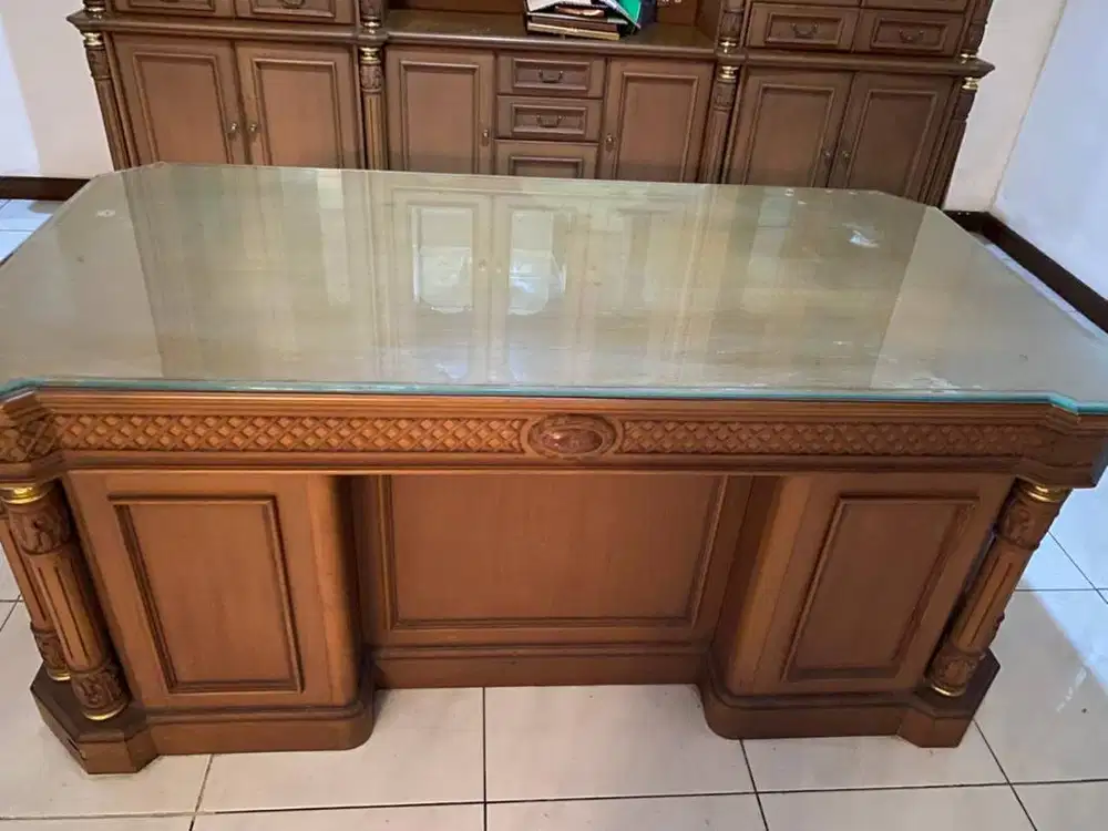 Meja Kerja Kayu Solid Klasik + Kaca Tebal | Kokoh & Berat