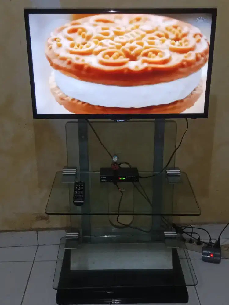 Satu Set TV dan Meja Bracket