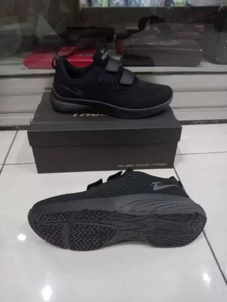 Sepatu kretekan uk jumbo