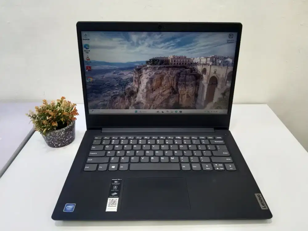 Lenovo slim 3
Celleron N4020
RAM 4GB
SSD 256GB
DISPLAY 14 
WIN 11