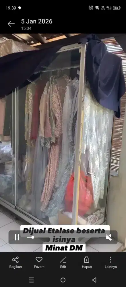 Gaun Pengantin beserta Etalase Kaca